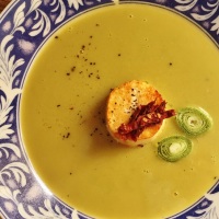 Green pea soup with crispy Ġbejna.